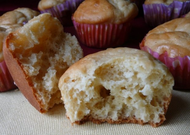 Fotografia przedstawiająca Muffinki drożdżowe na słodko