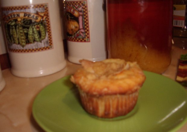 Fotografia przedstawiająca muffinki drożdżowe z gruszką i cynamonową kruszonką