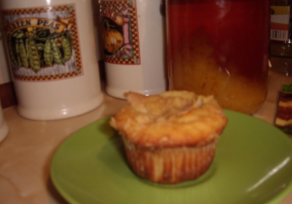 muffinki drożdżowe z gruszką i cynamonową kruszonką foto