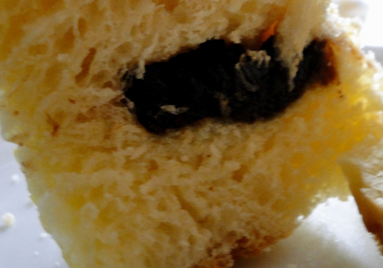 Muffinki drożdżowe z pijanymi śliwkami foto