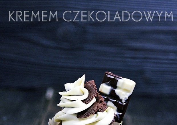 Fotografia przedstawiająca Muffinki dwukolorowe z dwukolorowym kremem czekoladowym