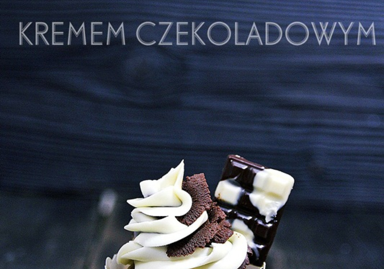 Muffinki dwukolorowe z dwukolorowym kremem czekoladowym foto