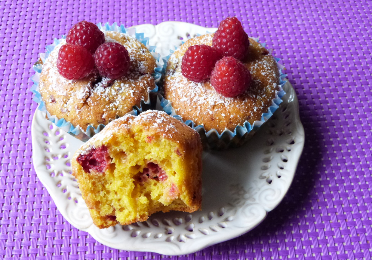 малиновые маффины. торт с малиновым вареньем. маффины с малиной и миндалем. маффины.