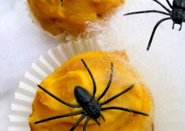 Fotografia przedstawiająca Muffinki dyniowe z pajączkami