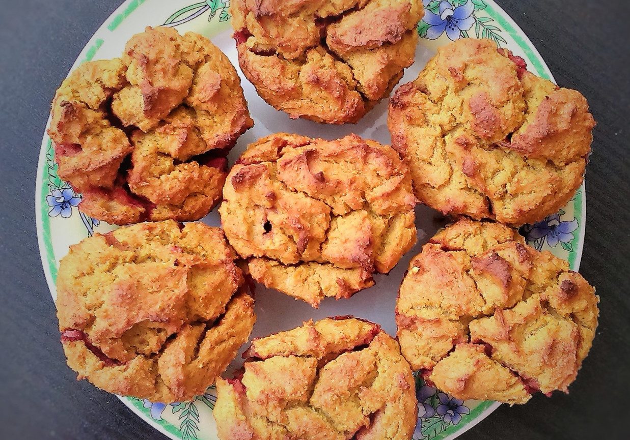 Muffinki jaglane z truskawkami i suszonymi morelami foto
