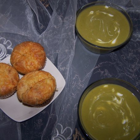 Krok 7 - Muffinki jako dodatek do zupy krem, czyli z mięsem mielonym :) foto