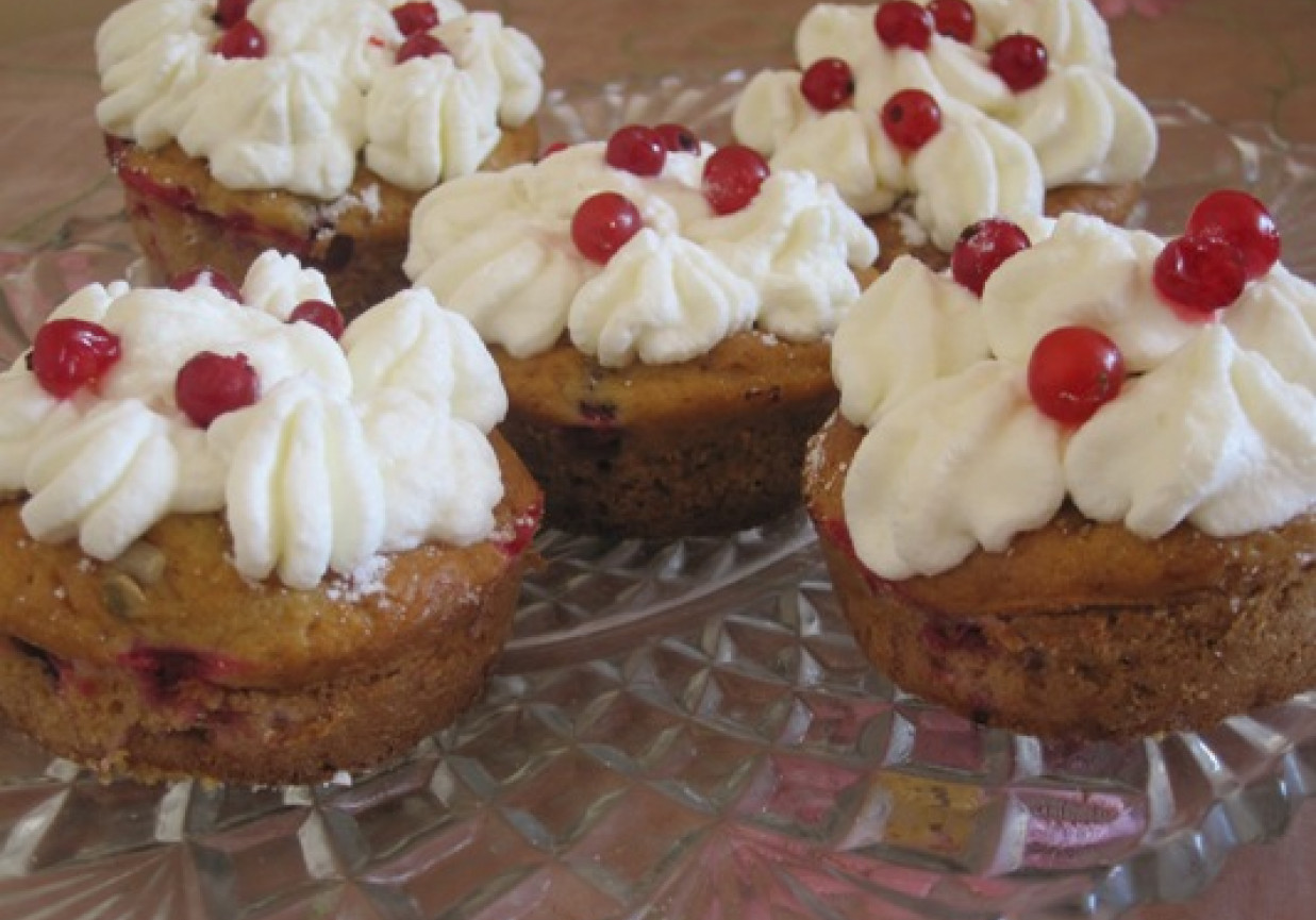 Muffinki jogurtowe z bitą śmietaną i czerwonymi z porzeczkami foto