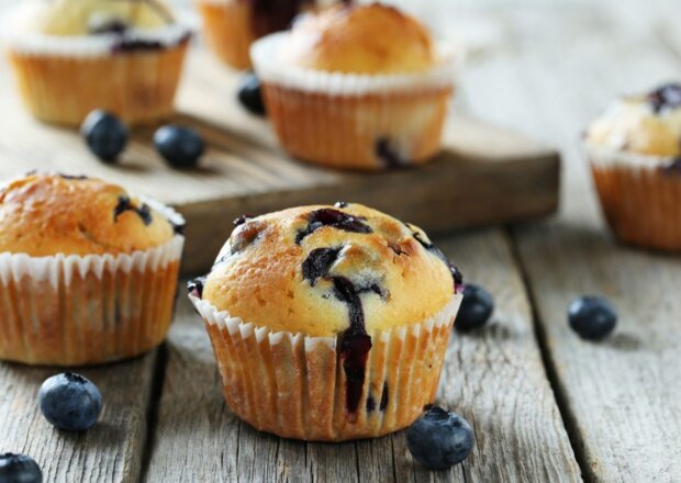 Fotografia przedstawiająca Muffinki jogurtowe z jagodami