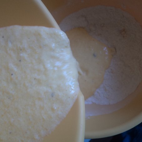 Krok 2 - Muffinki jogurtowe z morelami :) foto