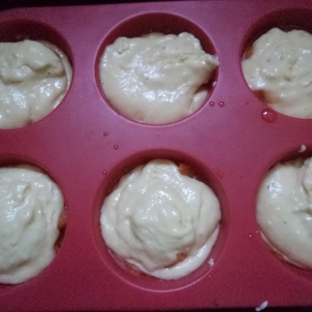 Krok 5 - Muffinki jogurtowe z morelami :) foto