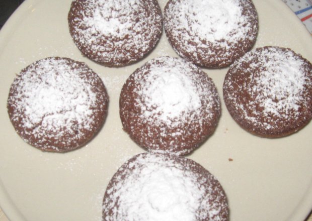 Fotografia przedstawiająca Muffinki kakaowe z budyniem i cukinią