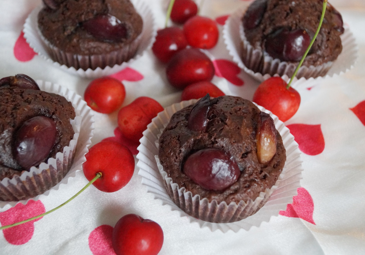Muffinki kakaowe  z czereśniami foto