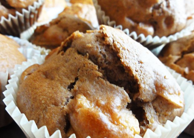 Fotografia przedstawiająca Muffinki kakaowe z jabłkami