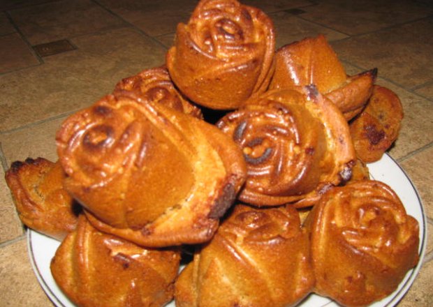 Fotografia przedstawiająca Muffinki kakaowe z kawałkami czekolady