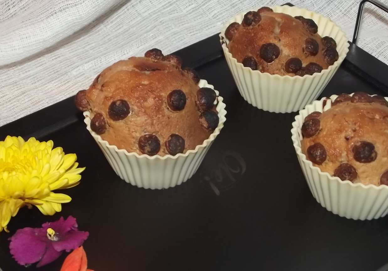 Muffinki kakaowe z kulkami czekoladowymi foto
