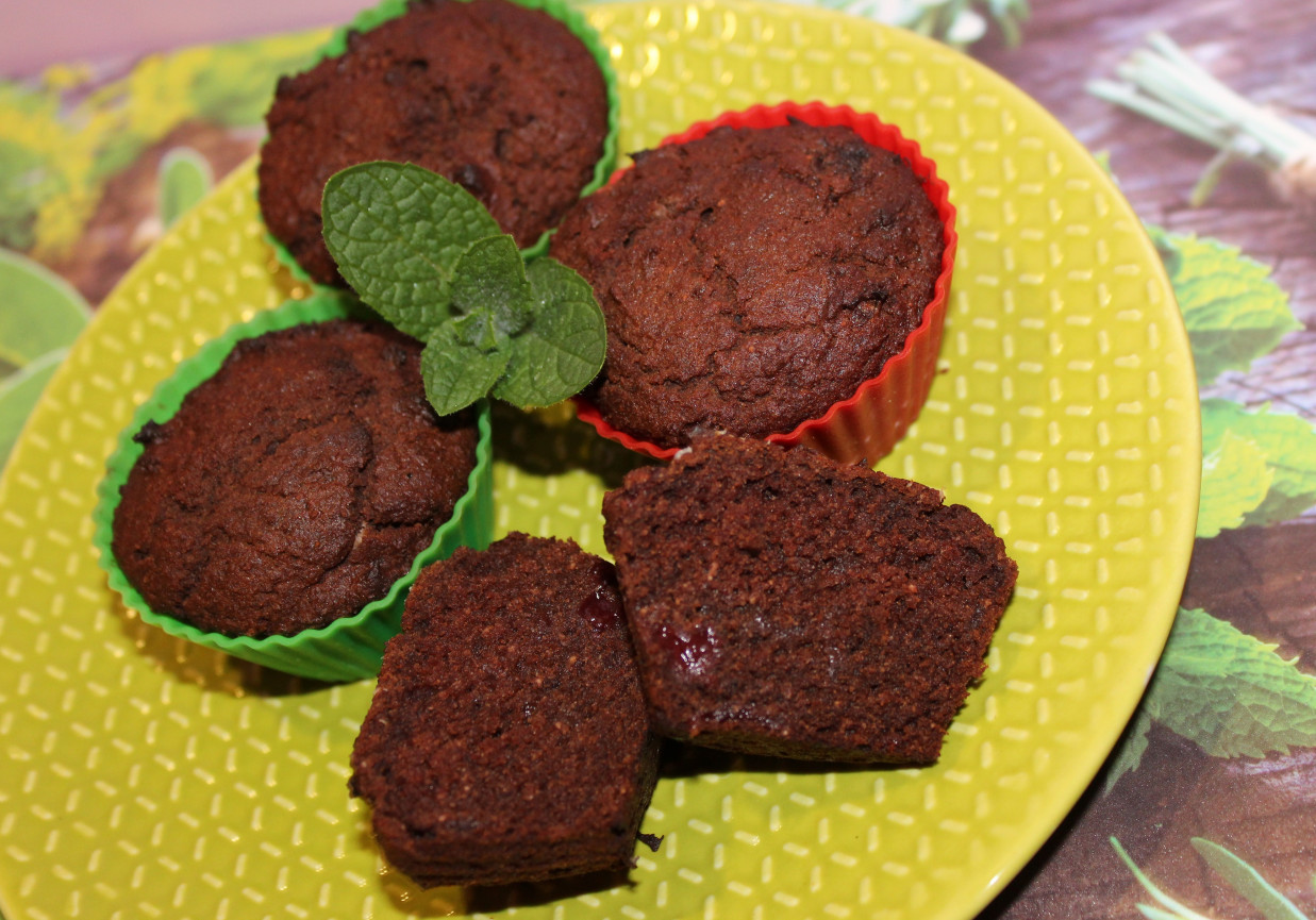 Muffinki kakaowe z wiśniami foto