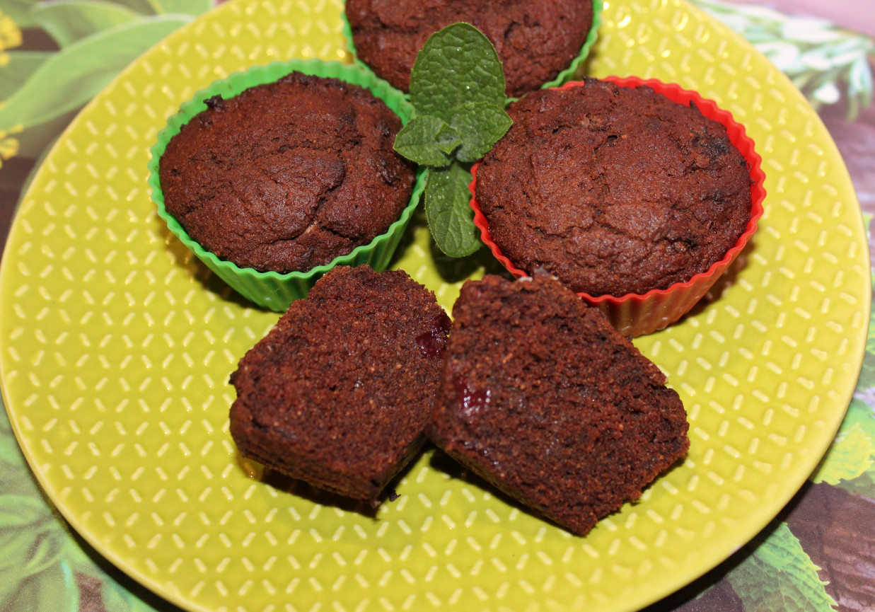 Muffinki kakaowe z wiśniami foto