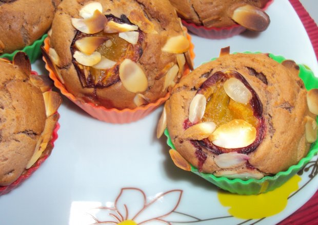 Fotografia przedstawiająca Muffinki kakaowe ze śliwką
