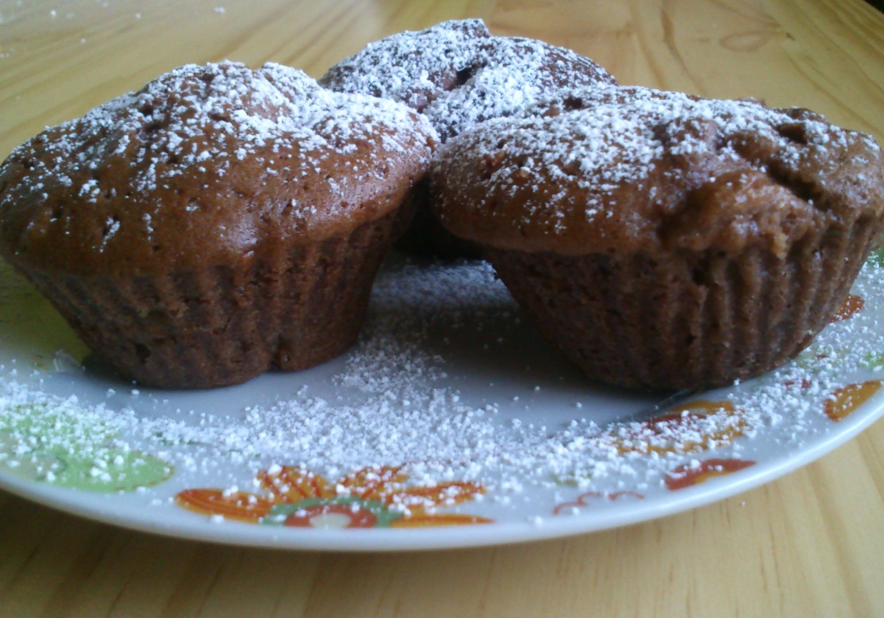 Muffinki kakaowo - cynamonowe z jabłkiem i orzechami foto