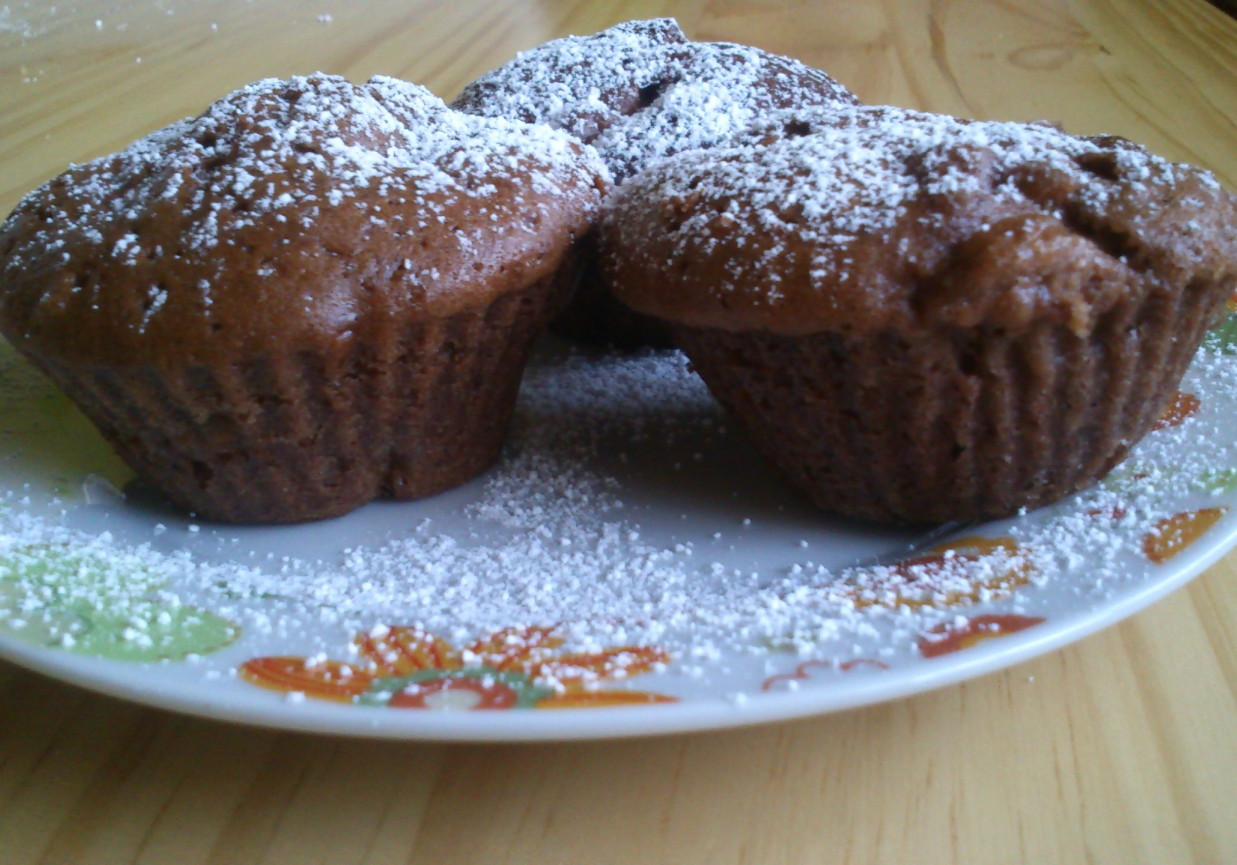 Muffinki kakaowo - cynamonowe z jabłkiem i orzechami foto