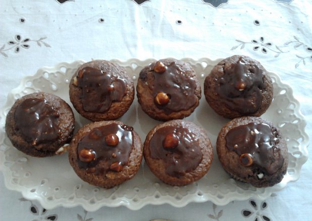 Fotografia przedstawiająca muffinki kakaowo-orzechowe z maślanką