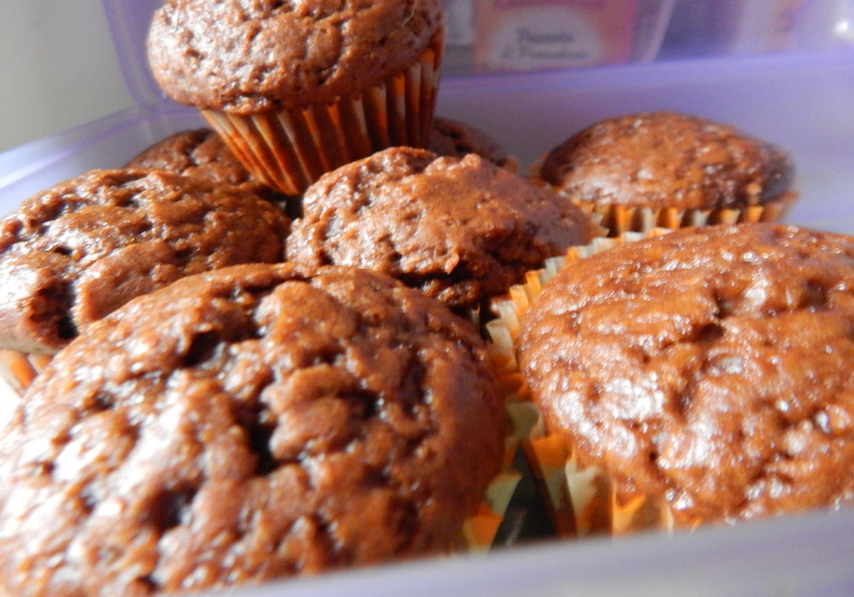 Muffinki kawowo-cynamonowe z białą czekoladą foto
