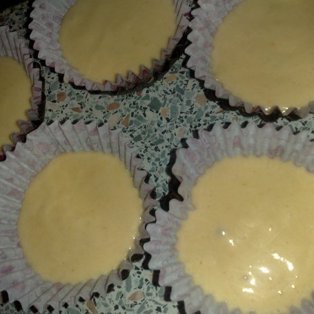 Krok 2 - muffinki kefirowe z jabłkiem foto