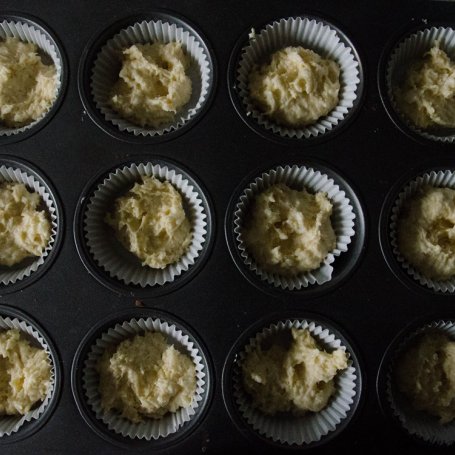 Krok 1 - Muffinki kokosowe ze śliwkami foto