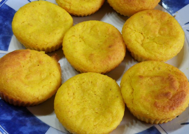 Fotografia przedstawiająca Muffinki kukurydziane o smaku kokosowym