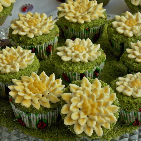 Krok 5 - Muffinki Kwiatki na łące foto