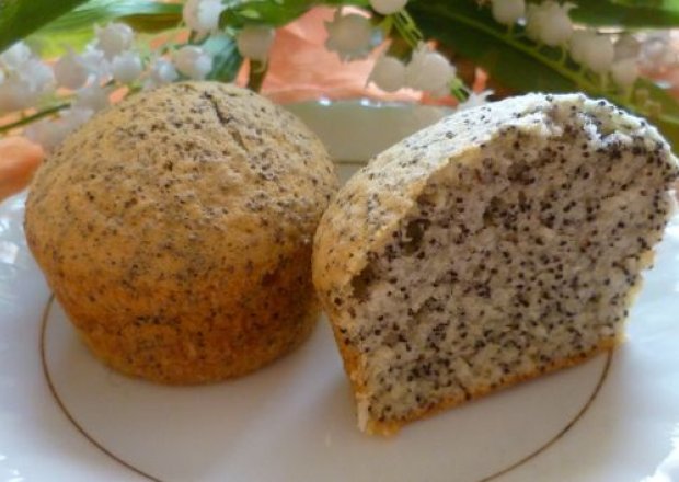 Fotografia przedstawiająca Muffinki makowe z białek