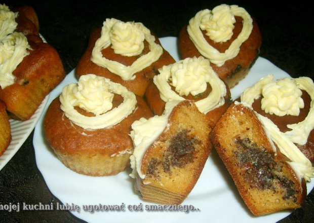 Fotografia przedstawiająca muffinki makowe z kremem z cremony...