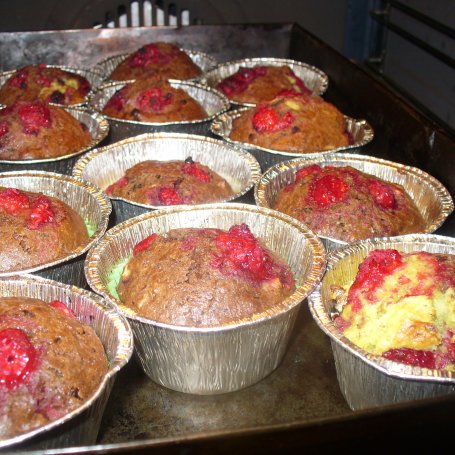Krok 6 - Muffinki malinowo - kakaowe foto