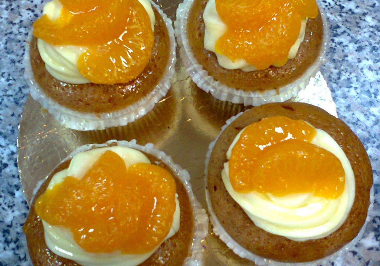 Muffinki  marchewkowe z kremem i mandarynką foto
