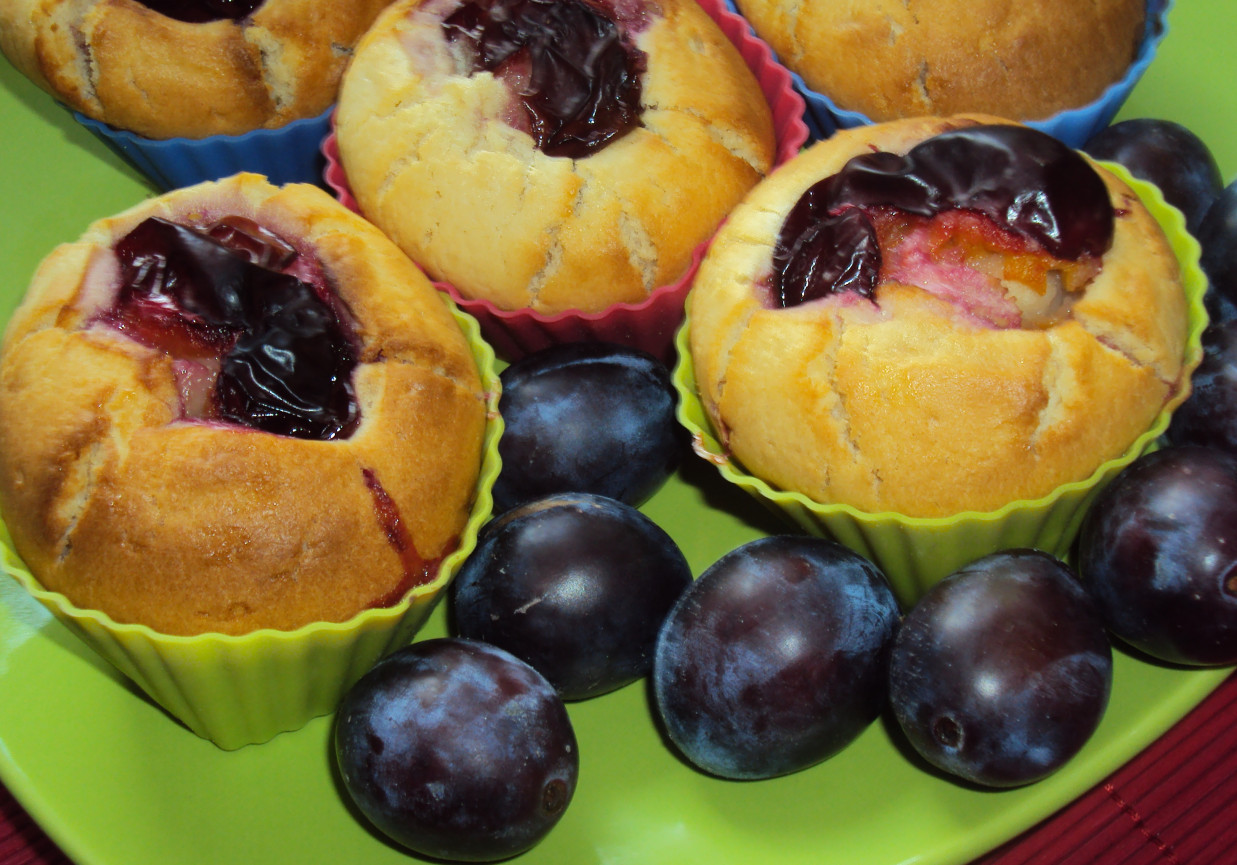 Muffinki maślane ze śliwką i czekoladą foto