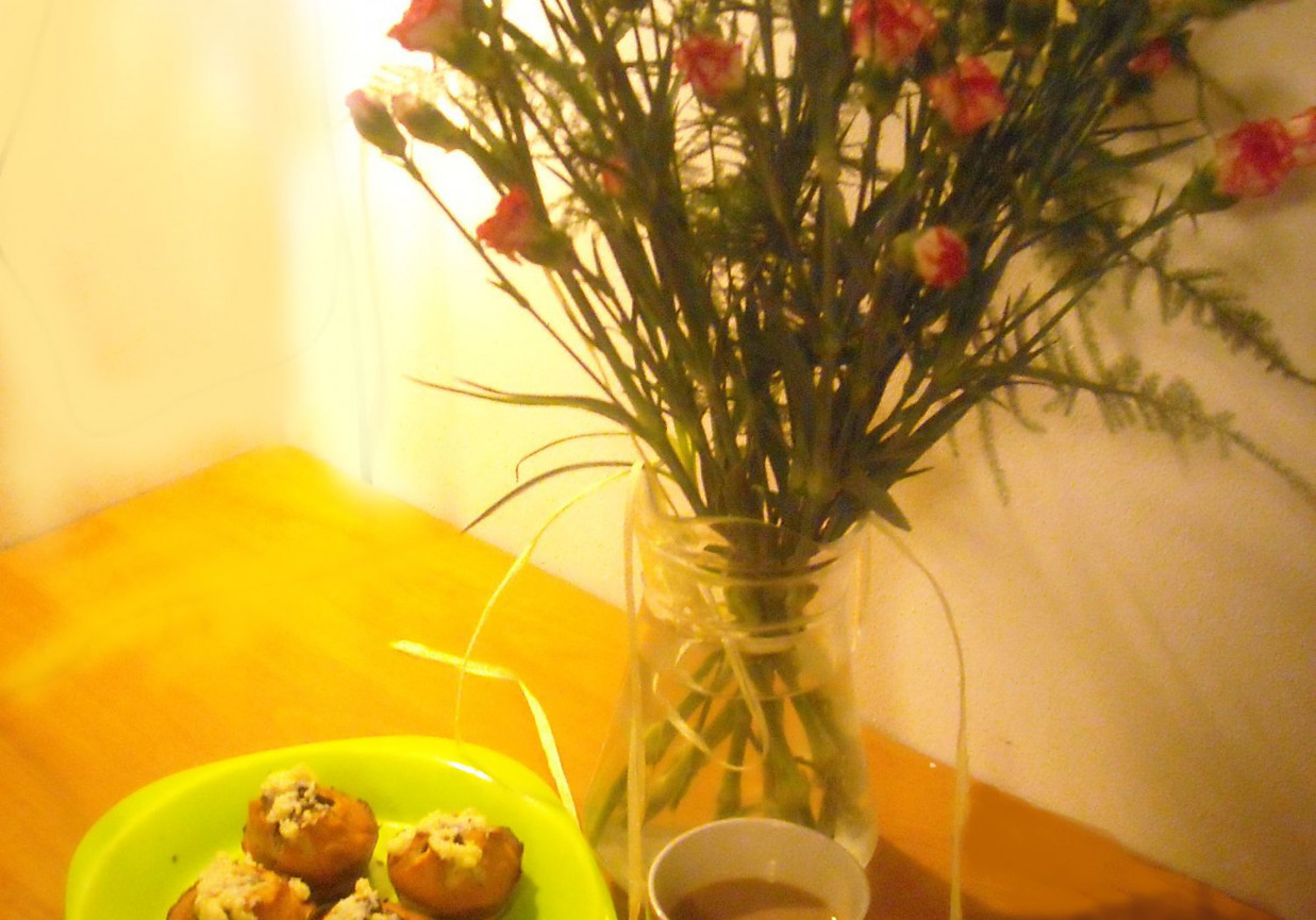 Muffinki migdałowo-kakaowo-kokosowe  z posypką z białej czekolady :) foto