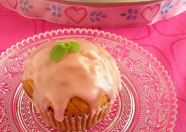 Fotografia przedstawiająca Muffinki miodowe z konfiturą i różowym lukrem