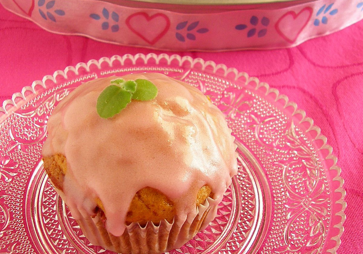 Muffinki miodowe z konfiturą i różowym lukrem foto