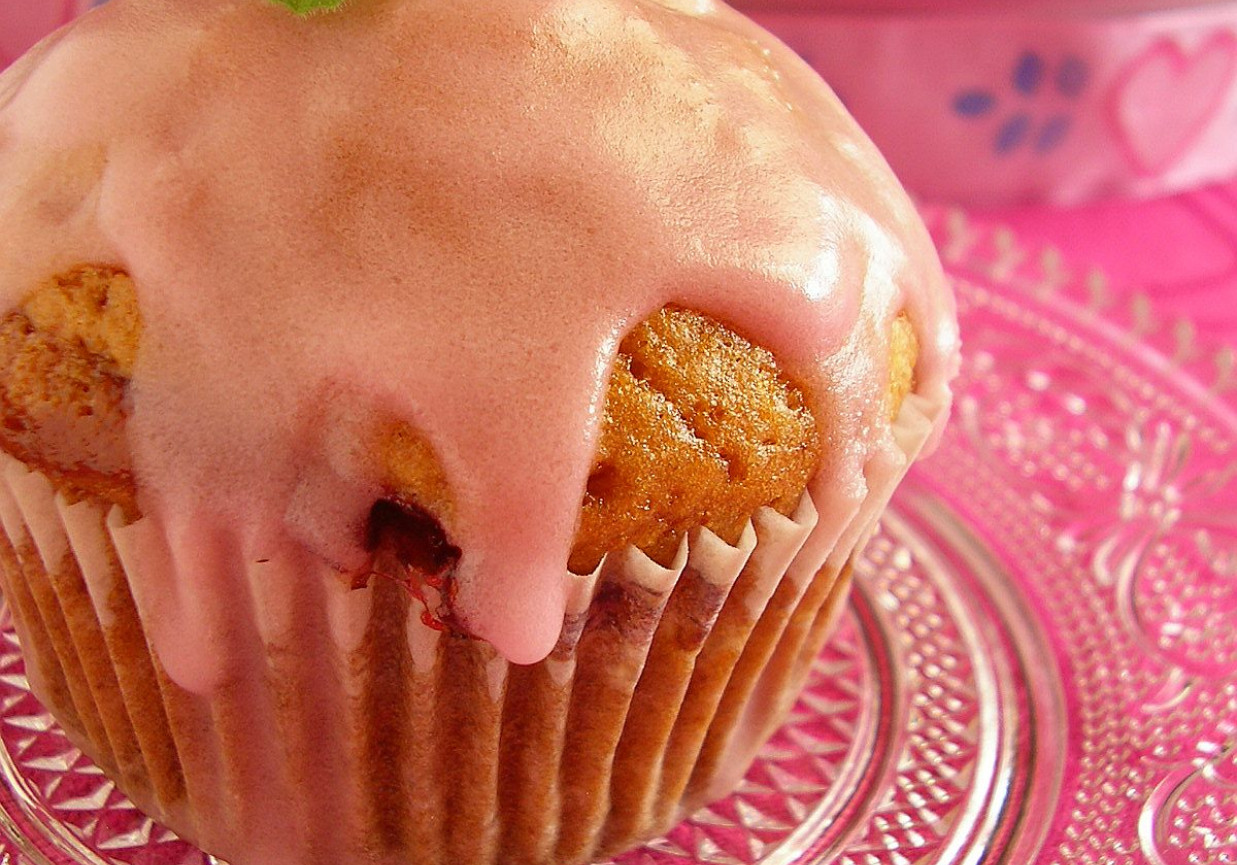 Muffinki miodowe z konfiturą i różowym lukrem foto