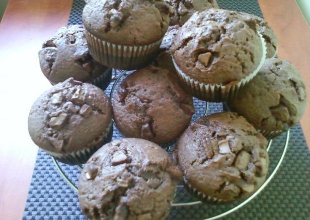 Fotografia przedstawiająca Muffinki mocno czekoladowe z kawałkami czekolady:)