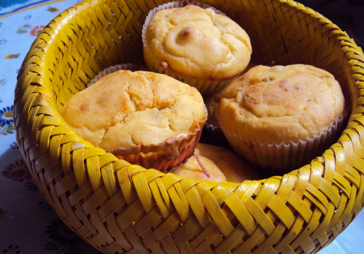 Muffinki na słono - z boczkiem i żółtym serem foto