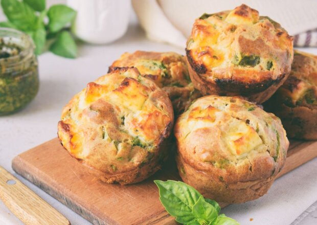 Fotografia przedstawiająca Muffinki na słono z fetą, pomidorami i czerwoną papryką