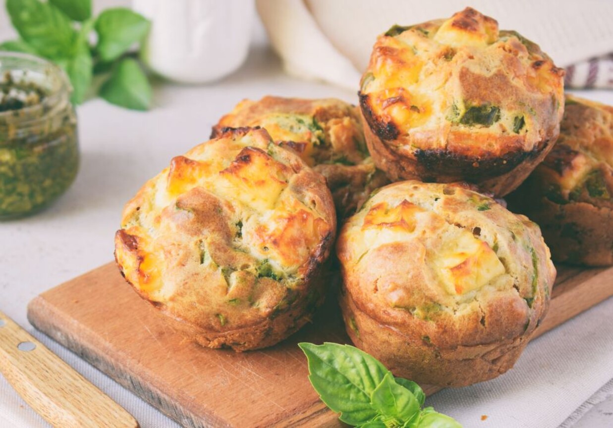 Muffinki na słono z fetą, pomidorami i czerwoną papryką foto
