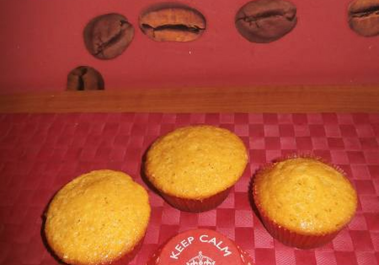 Muffinki na soku przecierowym ze skórką pomarańczową. foto