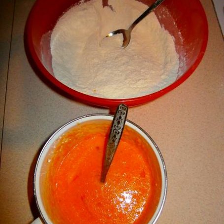 Krok 1 - Muffinki na soku przecierowym ze skórką pomarańczową. foto