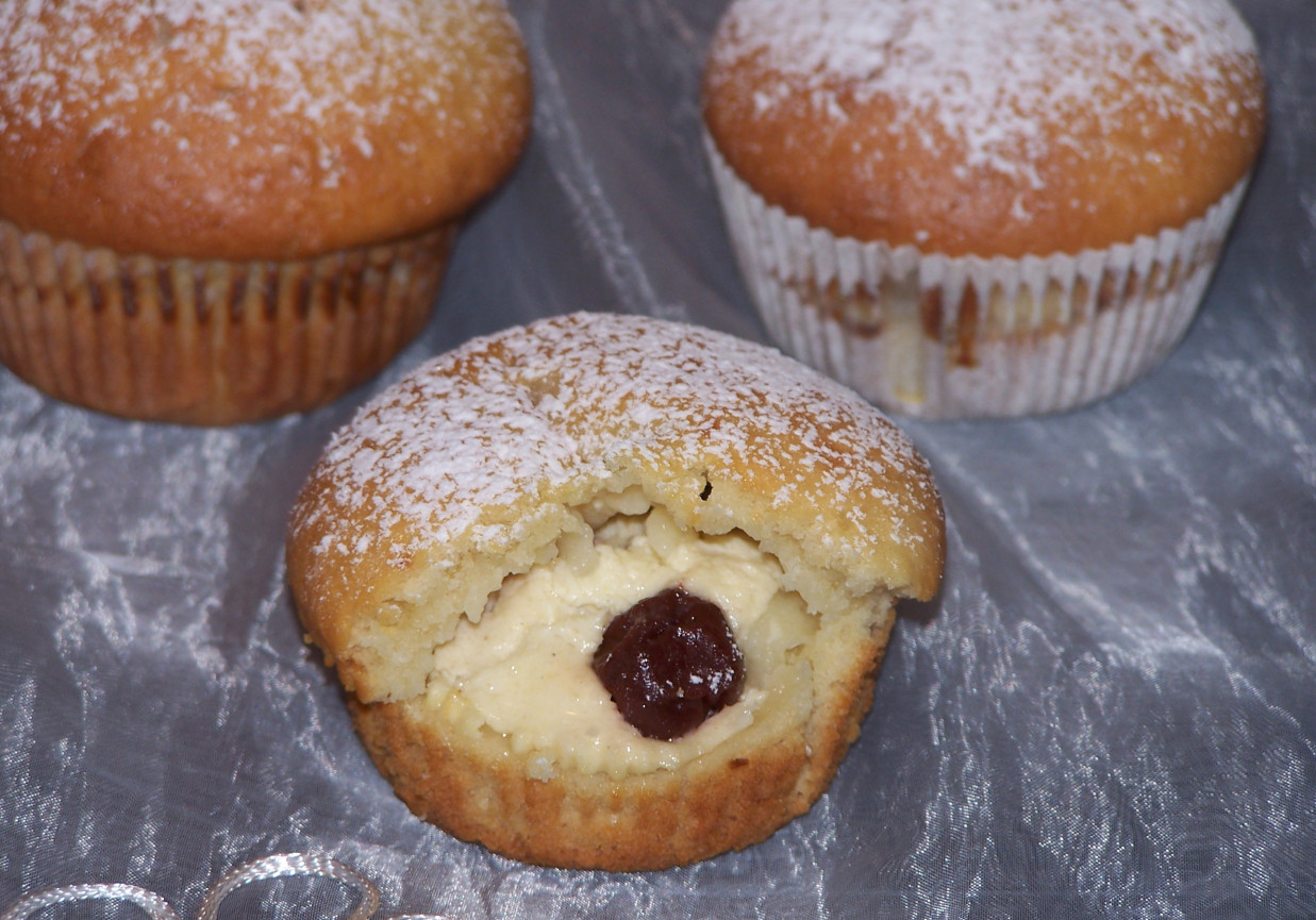 Muffinki nieco wzmocnione, czyli z wiśniami w spirytusie :) foto