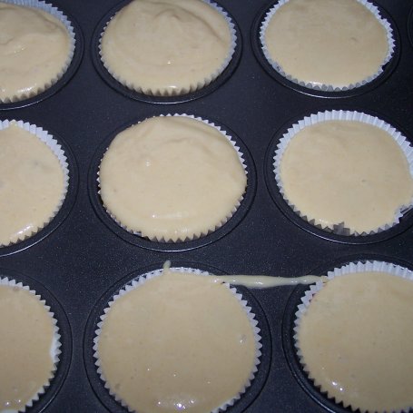 Krok 5 - Muffinki nieco wzmocnione, czyli z wiśniami w spirytusie :) foto