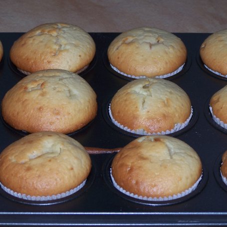 Krok 6 - Muffinki nieco wzmocnione, czyli z wiśniami w spirytusie :) foto