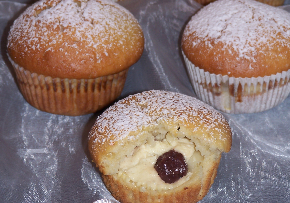 Muffinki nieco wzmocnione, czyli z wiśniami w spirytusie :) foto