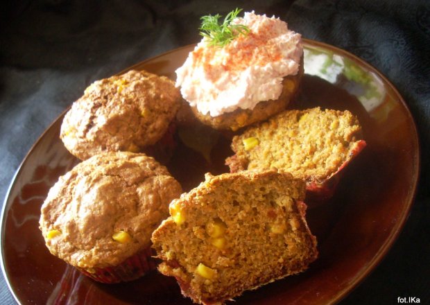 Fotografia przedstawiająca Muffinki orkiszowe z marchewką i kukurydzą